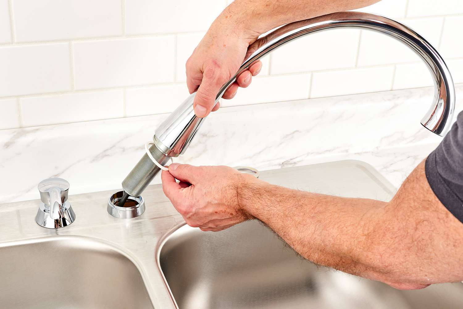Touchless kitchen tap